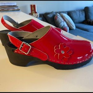 Red Patent Leather Hanna Andersson Holiday Clogs